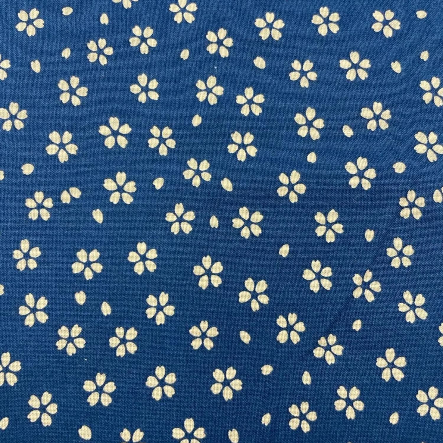 Tela algodón japonesa flores beige fondo azul — imagen 1